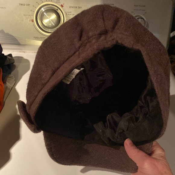 Brown ladies hat with brim, and bow/bling decoration on side. - Picture 3 of 9